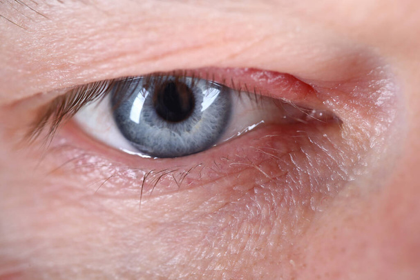 Сжатый взгляд человека, закрыть человеческий глаз европейский - Фото, изображение