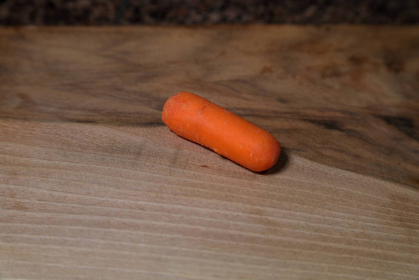 Jednoduchá oranžová mrkev na dřevěné řezací desce - Fotografie, Obrázek