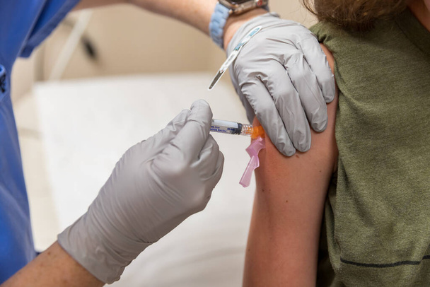Медсестра, що дає вакцину шитинові руки дитини, медична концепція
 - Фото, зображення