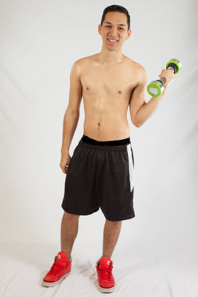 Hombre en topless levantando pesas
 - Foto, imagen