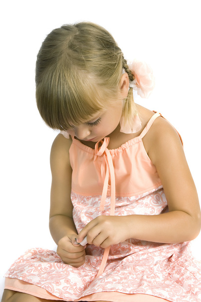 schattig klein meisje schildert de nagels - Foto, afbeelding