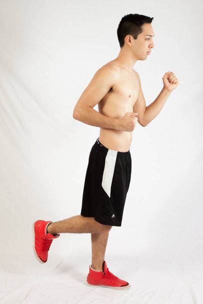 Bello uomo senza camicia in esercizio fisico
 - Foto, immagini