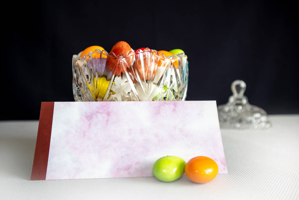Beyaz izole bir arka planda bayram çikolatası ve kutlama kartı. - Fotoğraf, Görsel