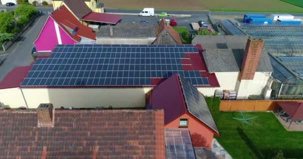 Solar panels on the roof of the house, the extraction of electricity by solar panels, personal solar power station - Záběry, video