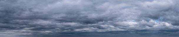 雷雨前の雲と共に劇的な空のパノラマ。暗い抽象的背景. - 写真・画像