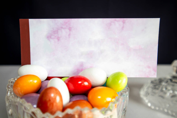 Cioccolato di Eid caramelle e carta celebrazione su uno sfondo bianco isolato
 - Foto, immagini