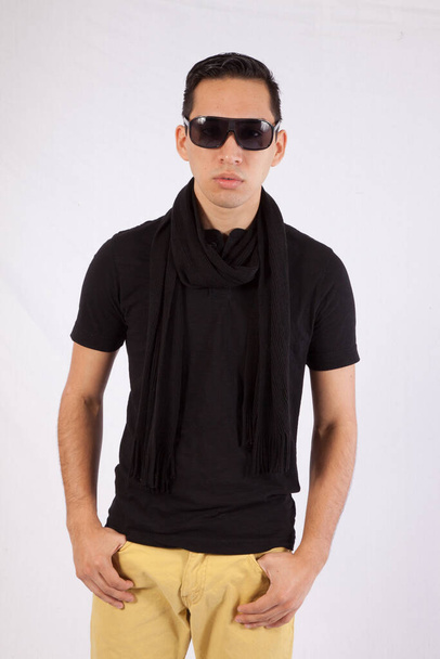 Uomo pensieroso con camicia nera e occhiali da sole
 - Foto, immagini
