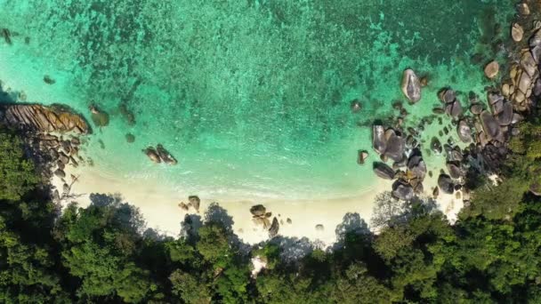 Nagranie B-roll z lotu ptaka Drone strzał fale oceanu, Piękna tropikalna plaża i skaliste wybrzeże i piękny las. Nga Khin Nyo Gyee Wyspa Myanmar. Tropikalne morze i plaża natura piękne. - Materiał filmowy, wideo
