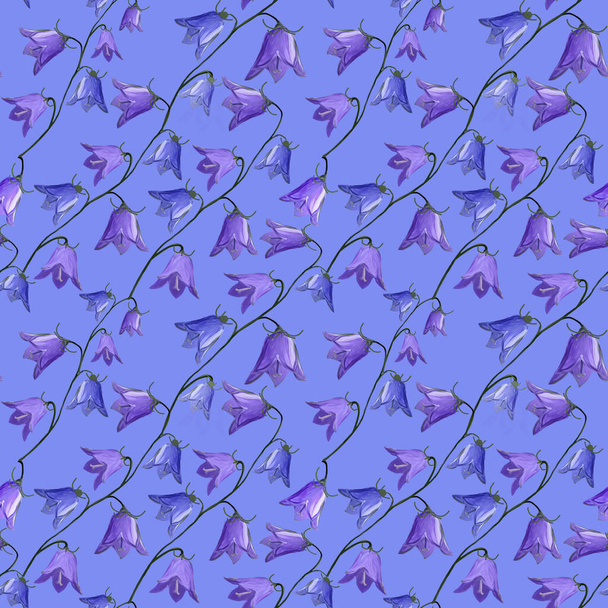 безморщинистый узор с цветками колокольчиков кампанулы на фиолетовом фоне. Цветочный фон в гуашью. Праздничные подарки и упаковочная бумага для текстиля, упаковки, ткани, обоев
. - Фото, изображение