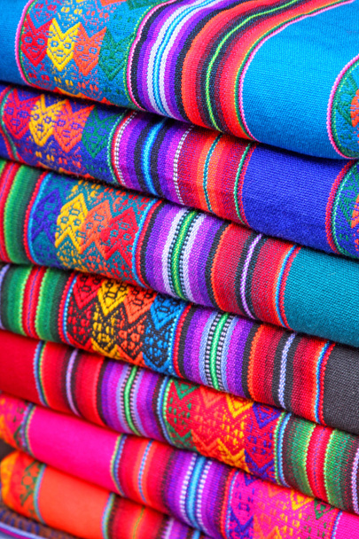 Νότιας Αμερικής χειροποίητα πολύχρωμα υφάσματα, Περού. - Φωτογραφία, εικόνα