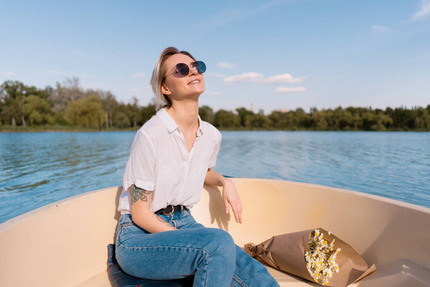 Fashionable woman in sunglasses on the boat - Foto, afbeelding