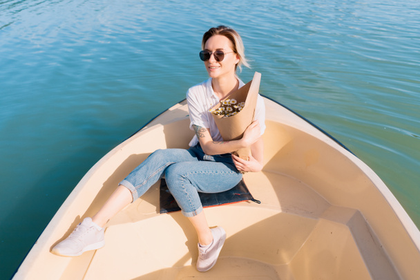 Μοντέρνα γυναίκα με γυαλιά ηλίου στο σκάφος - Φωτογραφία, εικόνα