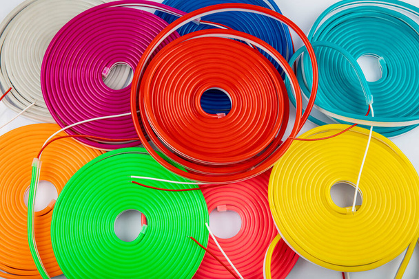 Flexible cinta led neón flex en diferentes colores sobre fondo blanco. Fondo de colores neón de moda
. - Foto, imagen