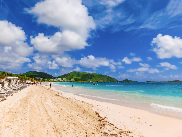 Les chaises longues et parasols sur la plage tropicale des Caraïbes
 - Photo, image
