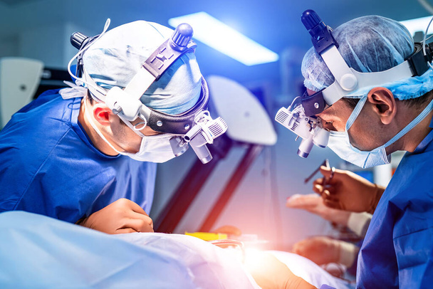 Team surgeon at work in operating room. Modern equipment in operating room. Medical devices for neurosurgery. - Foto, Imagen