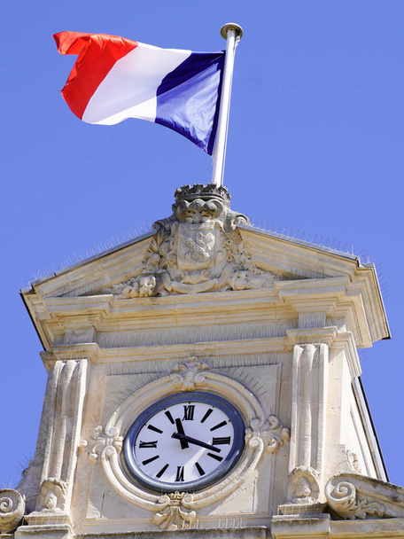 Francouzská vlajka vzdání se radnice na modré letní obloze - Fotografie, Obrázek