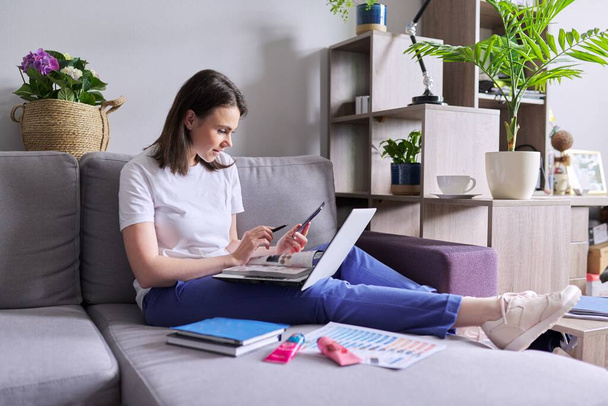 Online home marketing, young business woman doing online sales - Zdjęcie, obraz