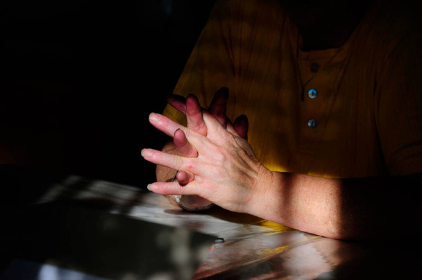 πρόσωπο που κρατά τα χέρια στην προσευχή, θρησκευτικό σύμβολο πίστης και αφοσίωσης - Φωτογραφία, εικόνα