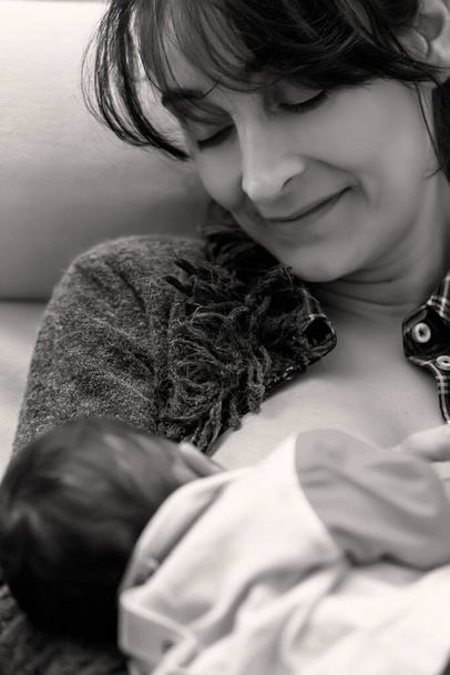 Mujer amamantando a su bebé
 - Foto, imagen