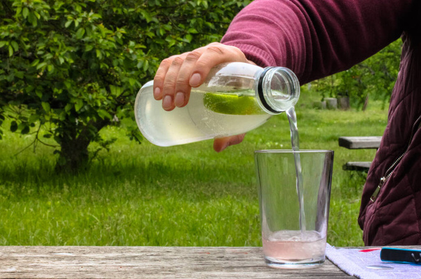 Лимонад в графине, освежающий напиток в жаркий летний день
. - Фото, изображение