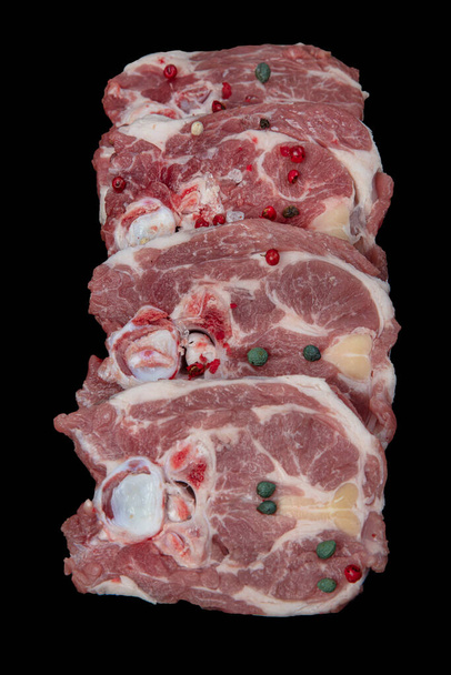 Νωπό νωπό κρέας αρνί, λαιμό αρνί (Αρνί Gerdan) απομονώνονται σε μαύρο έδαφος. Αντιγραφή χώρου για κείμενο. σιρλοΐνη στον αυχένα των οστών. - Φωτογραφία, εικόνα