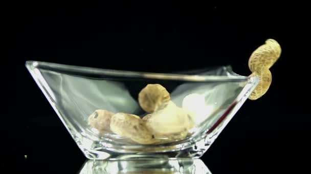 pinda's vallen en springen in glas in slow motion - Video