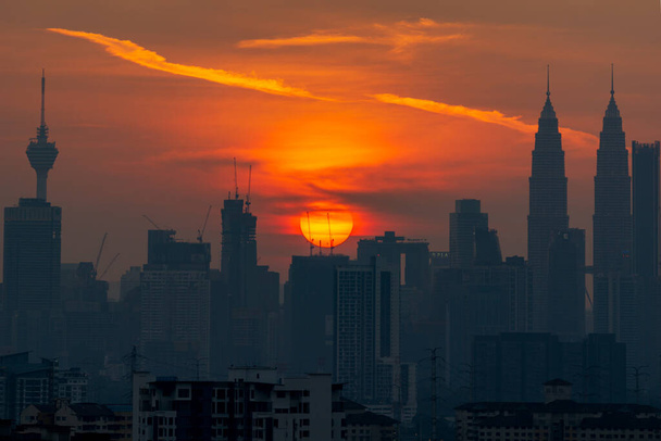 Άποψη του μαγευτικού ηλιοβασιλέματος κάτω από την πόλη Κουάλα Λουμπούρ, Μαλαισία. - Φωτογραφία, εικόνα