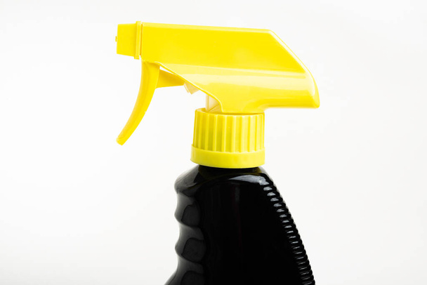 крупним планом верхня частина чорно-жовтого розпилювача пластикової пляшки, встановленої на звичайному білому тлі
. - Фото, зображення