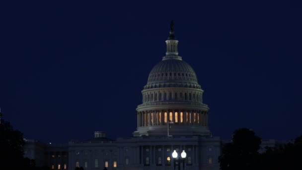 Капитальное здание США в Вашингтоне, округ Колумбия, освещенный купол в ночное время
. - Кадры, видео