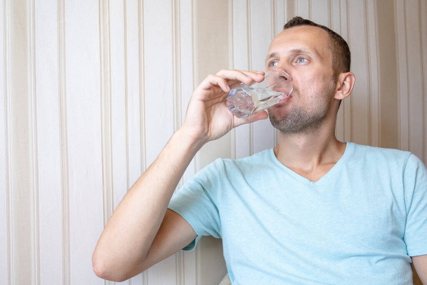 de man drinkt schoon glaswater - Foto, afbeelding