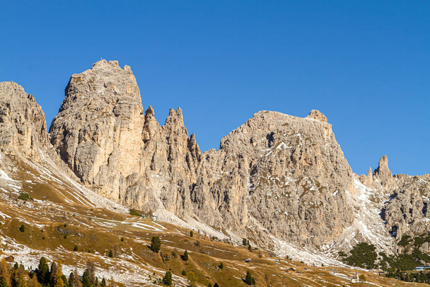 Selva di Val Gardena - 27 ottobre 2014: Le Dolomiti sono una catena montuosa di forme geologiche speciali in Alto Adige, nell'Italia nord-orientale. Conosciuto per lo sci, l'arrampicata. Patrimonio Unesco
. - Foto, immagini