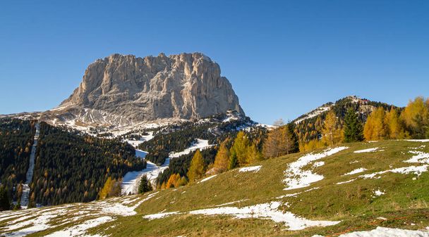 ヴァル・ガーデナ、イタリア- 2014年10月27日:ドロマイトは、イタリア北東部の南チロルにある特別な地質学的形態の山の範囲です。スキー、ロッククライミングで知られています。ユネスコ遺産. - 写真・画像