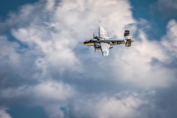 Egy második világháborús bombázó száll fel a levegőbe egy felhős napon.. - Fotó, kép