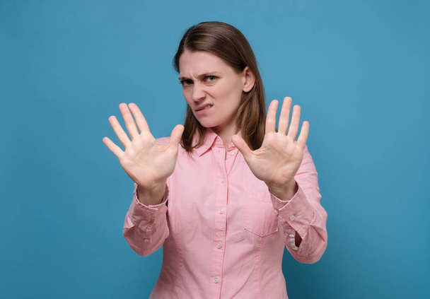 γυναίκα δείχνει στάση χειρονομία με το χέρι της. - Φωτογραφία, εικόνα