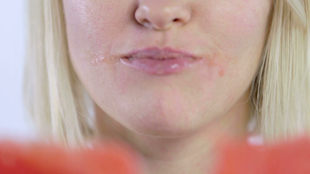 Frau beißt Stück Wassermelone ab - Filmmaterial, Video