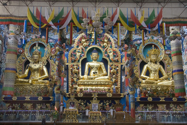 Trio no Templo Dourado
 - Foto, Imagem