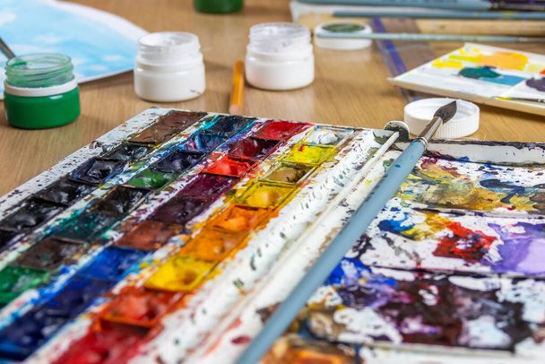 Resim çizmek için rengarenk sanat yağları ve guaj boyalarının paletini ayarla - Fotoğraf, Görsel