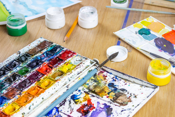 Set palette de peintures multicolores à l'huile d'art et à la gouache pour dessiner une image
 - Photo, image