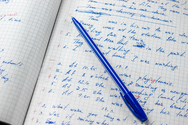 Mavi tükenmez kalemle yazılmış not defterleri.. - Fotoğraf, Görsel