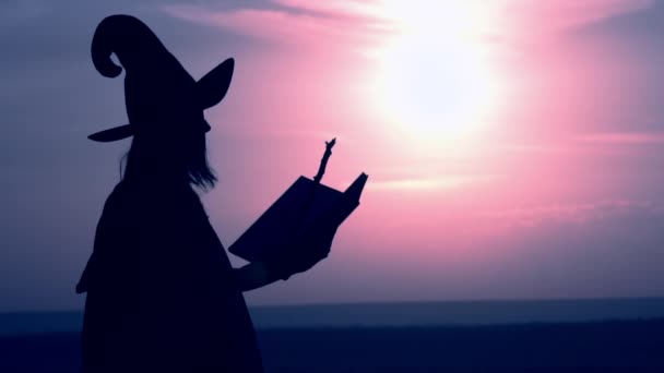 žena v kostýmu čarodějnice vykouzlí halloween dovolená - Záběry, video