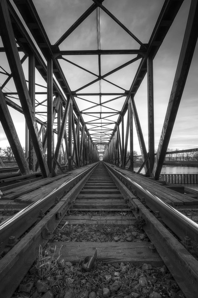 Ponte ferroviária velha
 - Foto, Imagem