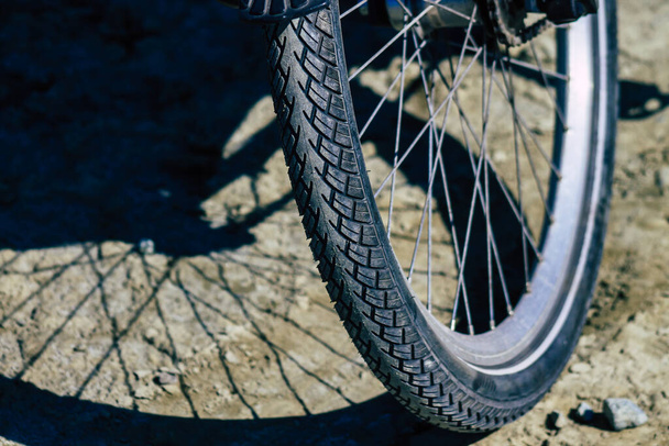 Limassol Cypr czerwiec 03, 2020 Zobacz rower do wynajęcia zaparkowany w przyrodzie na wyspie Cypr - Zdjęcie, obraz