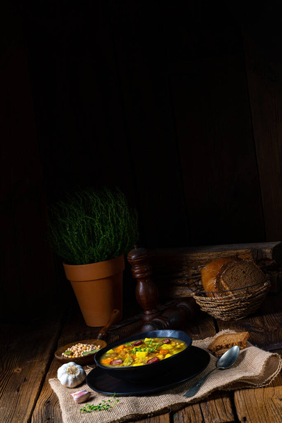 Zuppa di piselli rustici con pancetta e salsicce - Foto, immagini