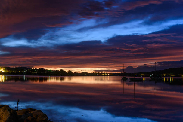 Vibrant Cloud Reflections Break of Dawn from Tascott & Koolewong, Central Coast, NSW, Australia - Foto, immagini