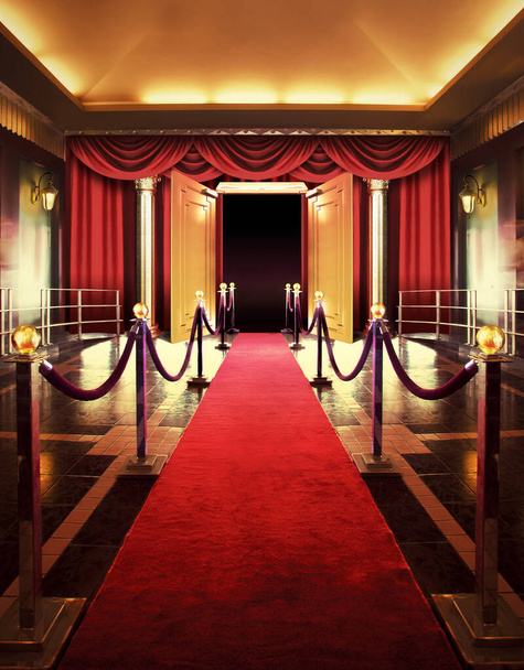 Wejście do czerwonego dywanu z barierkami i aksamitnymi linami - Zdjęcie, obraz