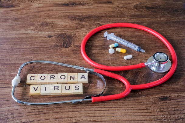 Textsatz Coronavirus auf Holzgrund mit medizinischem Gerät. Neuartiges Coronavirus 2019-nCoV Middle East respiratory syndrome coronavirus. - Foto, Bild