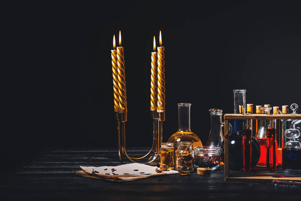 Potions et bougies sur la table de l'alchimiste
 - Photo, image