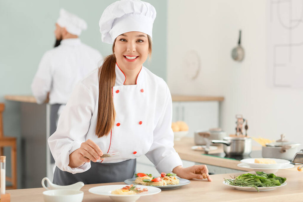 Cocinera femenina en cocina
 - Foto, Imagen