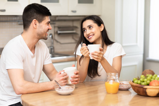Adorável família desfrutando de café da manhã juntos em seu apartamento
 - Foto, Imagem
