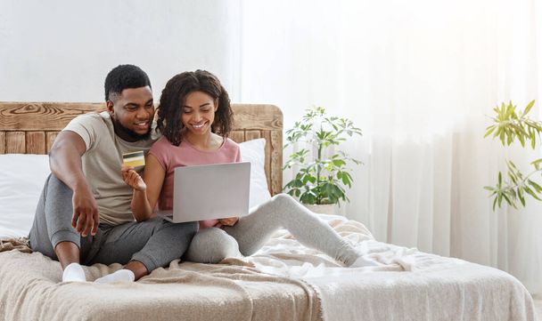 Young african couple happy to make purchases online - Zdjęcie, obraz